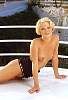 Top model nue par terre