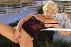 Mannequin Salope nue montrant ses seins nus