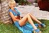 Top model nue dans l'herbe