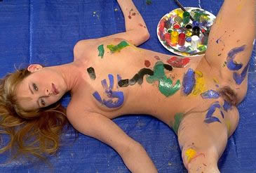 rousse nue etendue par terre