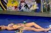 Belle rousse nue par terre